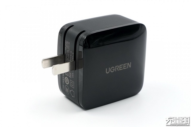 充电头网首测:绿联65W氮化镓充电器开箱评测 绿联65W氮化镓充电器插脚