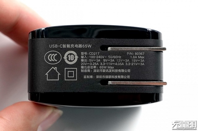 充电头网首测:绿联65W氮化镓充电器开箱评测 绿联65W氮化镓充电器背部参数