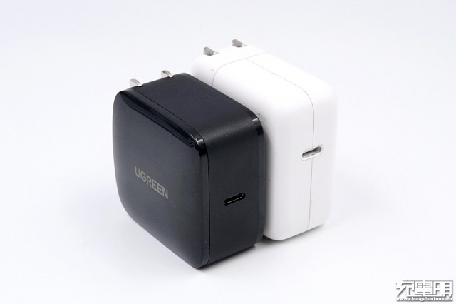 充电头网首测:绿联65W氮化镓充电器开箱评测 绿联65W氮化镓充电器体积对比