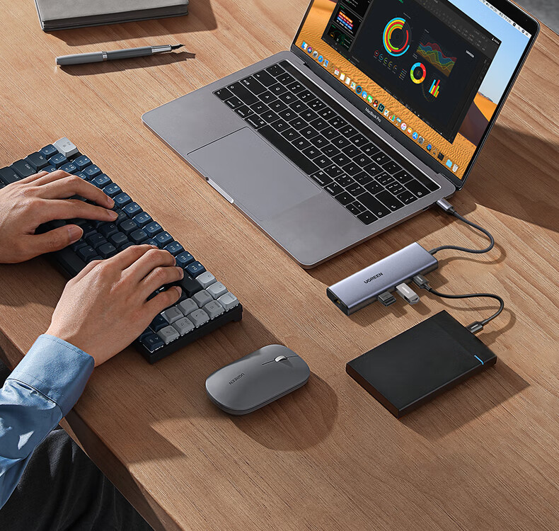 UGREEN CM512扩展坞与MacBook连接 UGREEN CM512扩展坞与MacBook连接示意图,显示多功能扩展