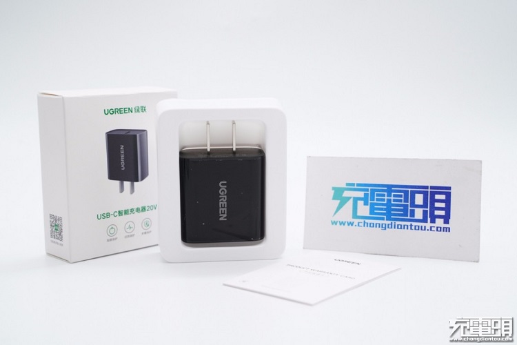绿联20W快充充电器外观