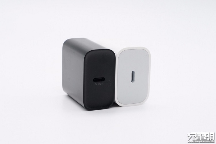 绿联20W快充充电器外观